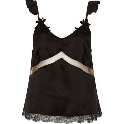 Haut de pyjama en satin noir à dentelle appliquée