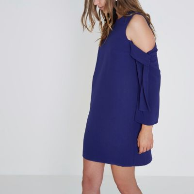 Robe évasée bleue à manches longues et épaules dénudées