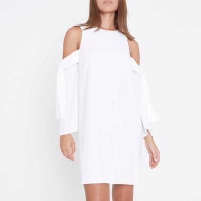 Weißes Swing-Kleid mit Schulterausschnitten