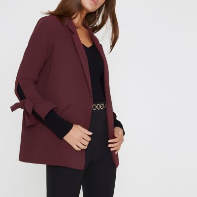 Donkerrode blazer met strikje aan de manchetten