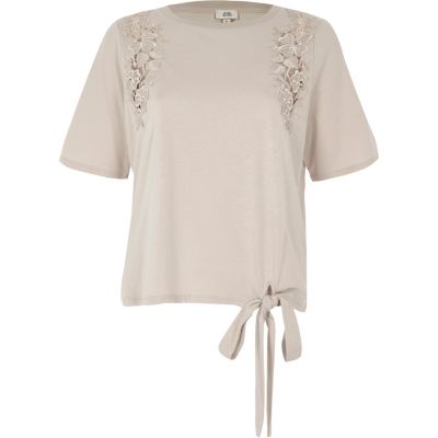 Crème T-shirt met bloemenapplicatie en strikjes aan de zoom