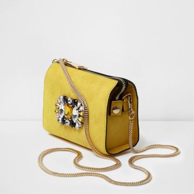 Sac jaune orné de bijoux à bandoulière chaîne