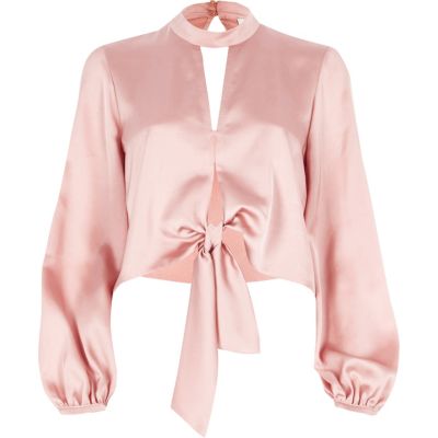 Roze satijnen crop top met chokerhals en lange mouwen