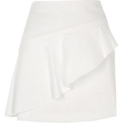 Mini-jupe blanche asymétrique à volants