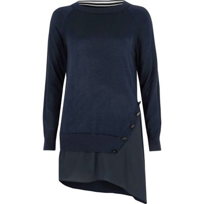 Pull bleu marine à ourlet asymétrique et superposition