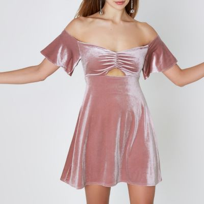 River Island Roze fluwelen mini-skaterjurk met bardot-halslijn en rimpeleffect