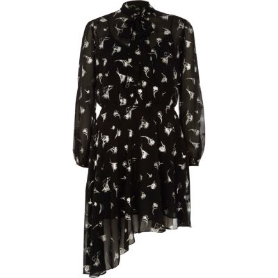 Schwarzes Schluppenkleid mit silberfarbem Blumenprint