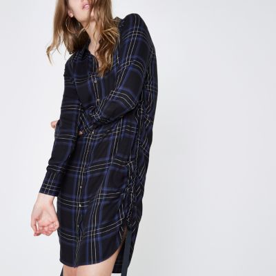 Blaues, kariertes Blusenkleid mit Raffung