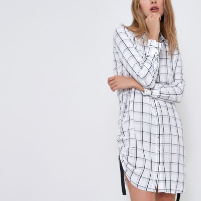 Robe chemise à carreaux blanche froncée sur le côté