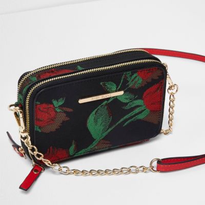 Zwarte crossbodytas met ketting en rozenprint