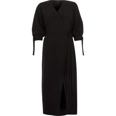 Robe mi-longue noire croisée à manches nouées