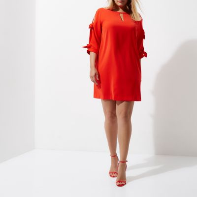 Plus – Robe droite rouge avec nœuds aux manches