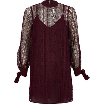 Robe trapèze en dentelle rouge foncé à encolure haute