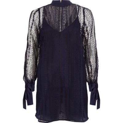 Robe trapèze en dentelle bleu marine à manches longues nouées aux poignets