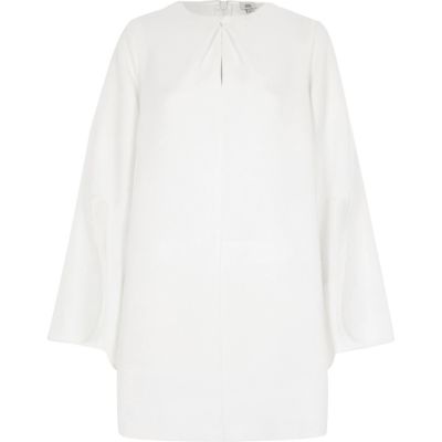 Robe évasée blanche à manches longues fendues