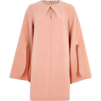 Robe évasée rose clair à manches longues fendues