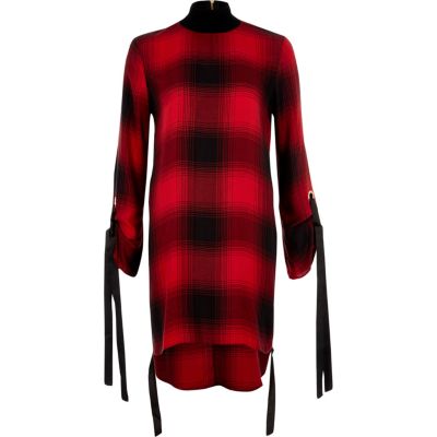 Rotes, hochgeschlossenes Swing-Kleid