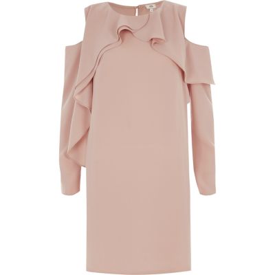 Schulterfreies Swing-Kleid mit Rüschen in Rosé