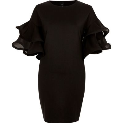 Mini robe moulante noire avec manches à volants