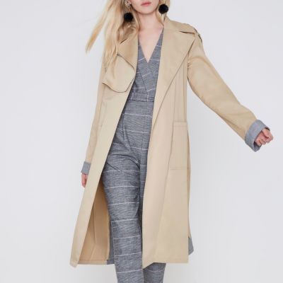 Beige lange trenchcoat met geruite details