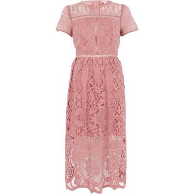 Robe mi-longue en dentelle fleurie rose taille ajustée