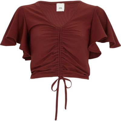 Donkerrode crop top met ruches voorop