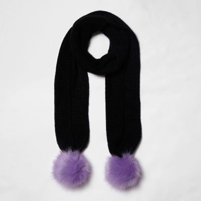 Zwarte gebreide sjaal met paarse pompons