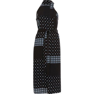 Robe mi-longue mosaïque bleue à col haut cintrée à la taille