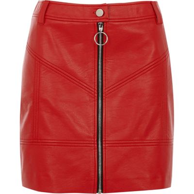 Mini jupe en cuir synthétique rouge zippée devant