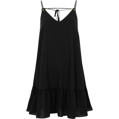 Schwarzes Trägerkleid mit Rüschen