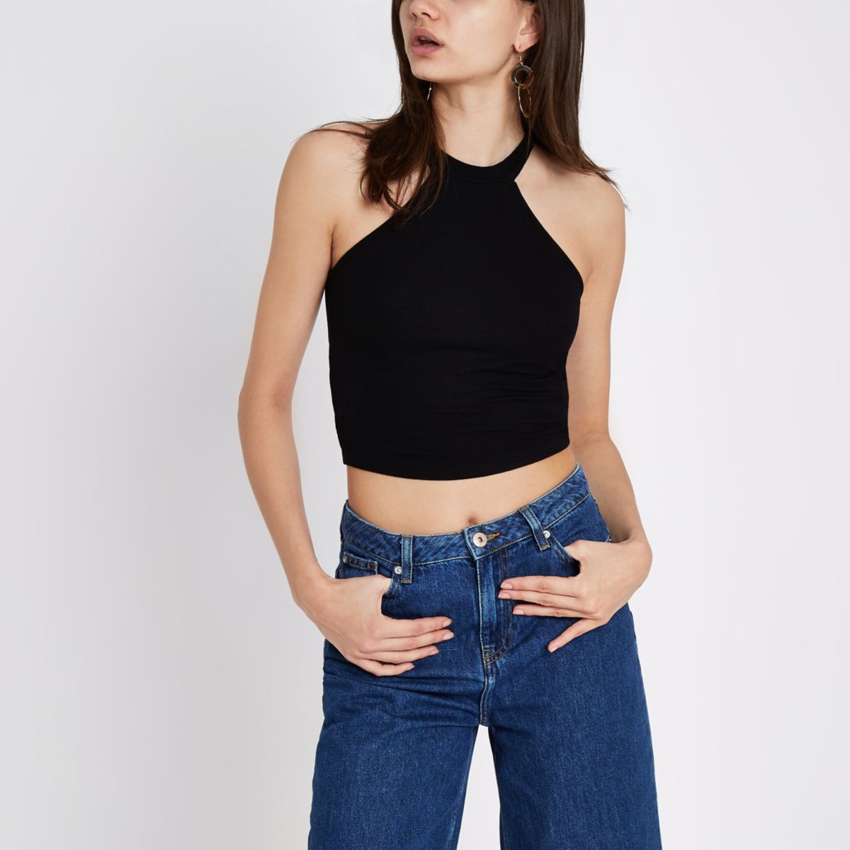 Top crop black sleeveless shaped