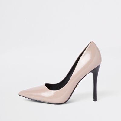 Dark beige patent court shoes